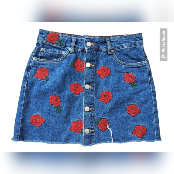 Zara Trafaluc Collection Demin Blue Red Mini Skirt Embroidered Roses Size XS - Picture 2 of 9